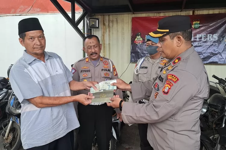 SERAH TERIMA : Kapolsek Bojonggede, Kompol Robinson (kanan) menyerahkan motor yang sempat dicuri kepada pemiliknya (Polsek Bojonggede)