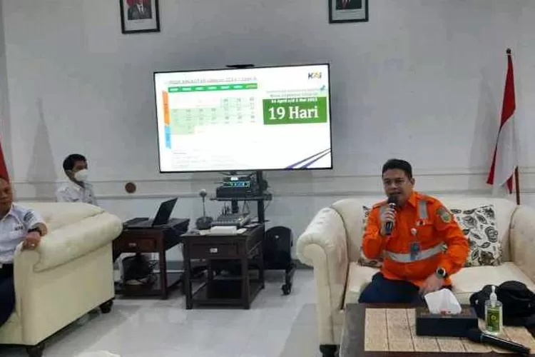 Executive Vice President Daop 6 Yogyakarta, Raden Agus Dwinanto Budiadji saat memberikan keterangan terkait angkutan Lebaran 2023 (Endang Kusumastuti)
