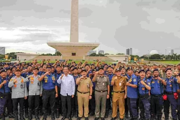 Pj Gubernur DKI Jakarta Heru Budi Hartono memimpin  apel pengamanan  Jakarta saat  Lebaran, Rabu (12/4/2023).