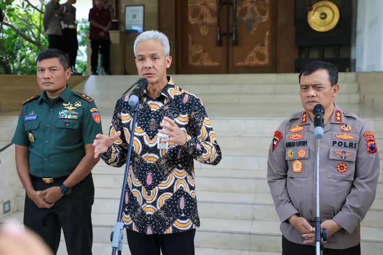 Gubernur Jawa Tengah Ganjar Pranowo diapit oleh Kapolda Jateng Irjen Pol Ahmad Luthfi (kanan) dan Pangdam IV Diponegoro Mayjen Widi Prasetijo usai rakorda jelang mudik.  (Humas Jateng)