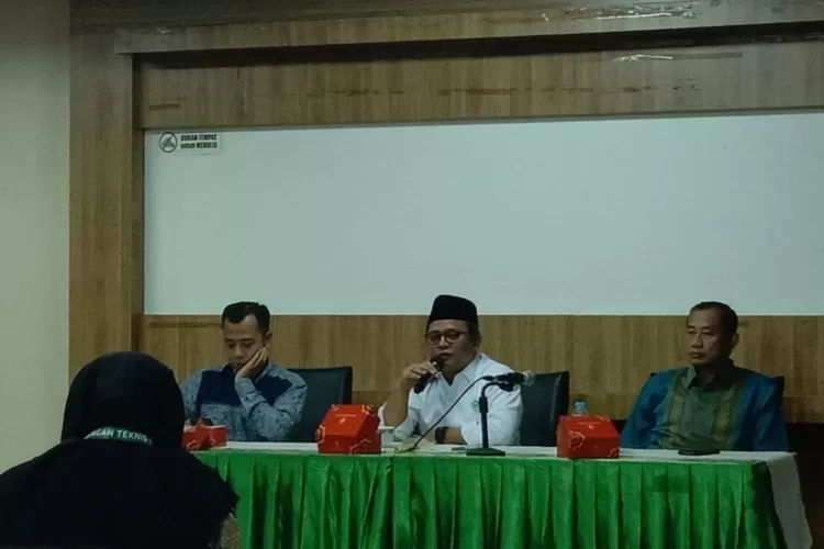 tafsus Menag, Wibowo Prasetyo saat memberikan pembekalan kepada Tim MCH 2023 di Asrama Haji Pondok Gede, Jakarta, Selasa 11 April 2023 malam.  (ayopontianak.com/dok. Kemenag)