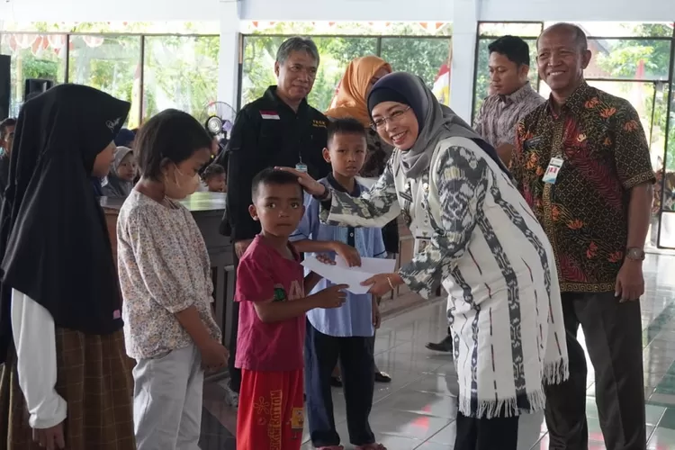 Penjabat Bupati Batang Lani Dwi Rejeki menyerahkan santunan kepada anak yatim piatu di Aula Kantor Bupati Batang, Kamis 13 April 2023.