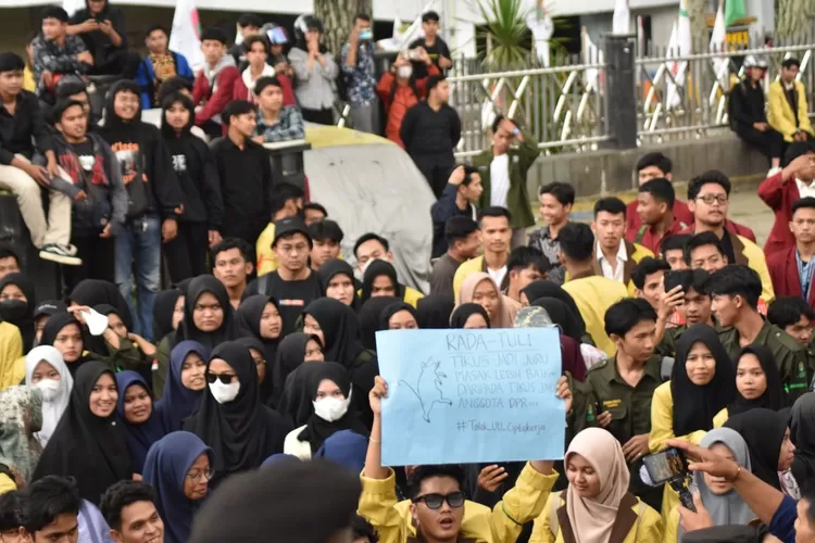 Demonstrasi mahasiswa di Bukittinggi terkait UU Cipta Kerja yang bermasalah (harianhaluan.com/Vesco)