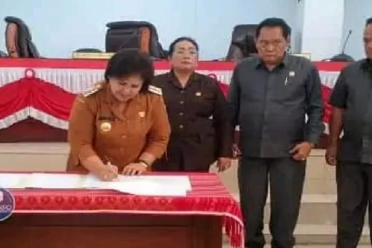 Bupati Karo Tandatangani tiga ranperda DPRD Karo (Realitasonline/ist)