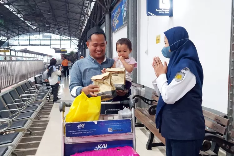 KAI Daop 4 Semarang Bagi-Bagi Takjil Gratis untuk Pelanggan
