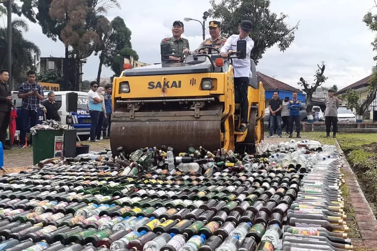 Musnahkan Ribuan Minol, Polisi : Penjual Minol Tanpa Izin Dapat Dipidana 4 Tahun dan Denda Rp10 Miliar