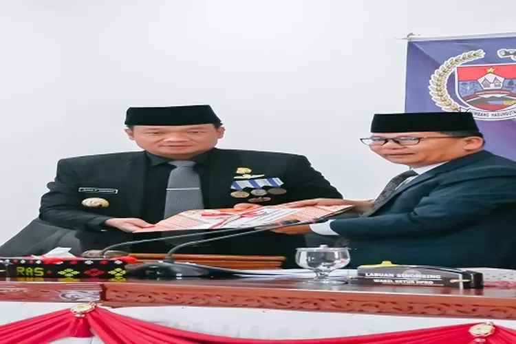 Wabup Hambahas Oloan Paniaran Nababan terima rekomendasi LKPj 2022 (. Realitasonline/Dok))