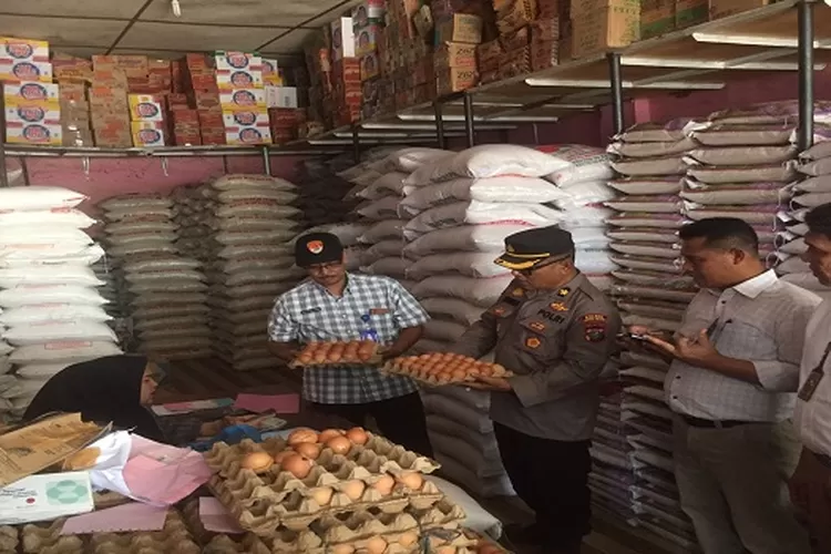 Saat Monitoring Harga Dan Stok Bapokting di Pasar Gunungtu (Realitasonline/ASR)