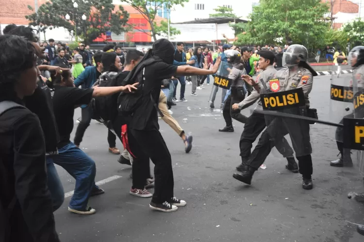 Demo mahasiswa Semarang yang berakhir bentrok dengan polisi. Dalam kericuhan ini, polisi mengamankan 5 orang.  (Ayosemarang.com/ Audrian Firhannusa)