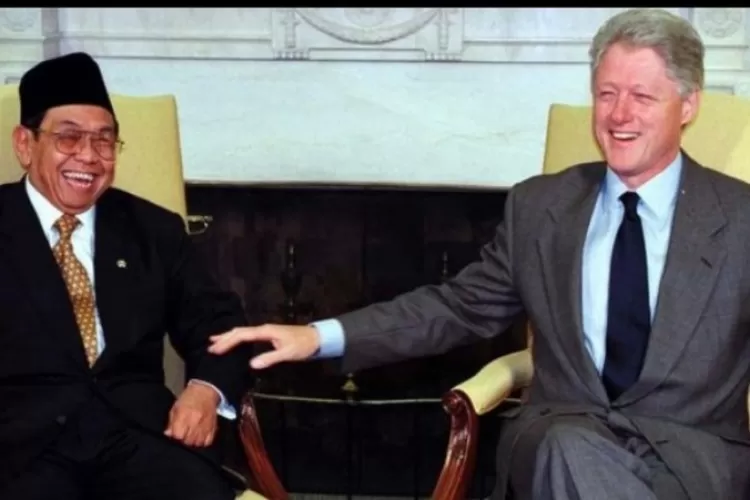 Gus Dur terlihat akrab dengan Bill Clinton. (NU Online)