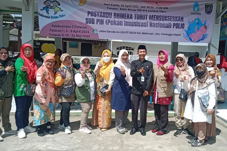 Lurah Mekarsari, Bahrudin Memantau kegiatan imunisasi Sub PIN Polio di wilayahnya.