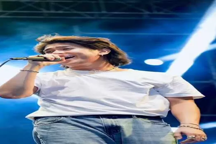 Iqbal memukau para penggemar dengan membawakan lagu Don't Look Back In Anger (@Bukan Iqbaal/Tiktok)