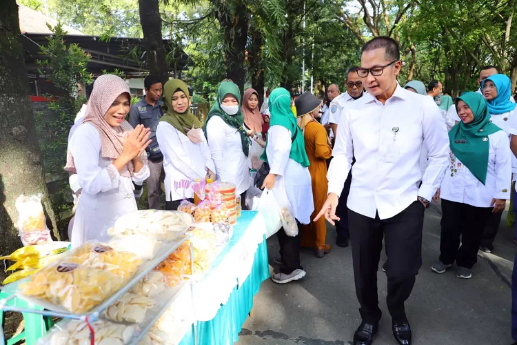 Bupati Hartopo meninjau pasar murah yang digelar Dinas Pertanian dan Pangan Kabupaten Kudus, di depan kantor dinas. (Foto: Muhammad Thoriq)
