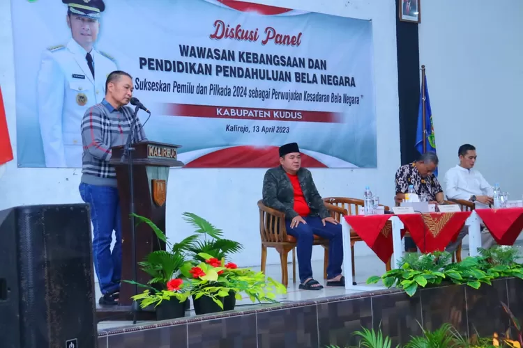 Bupati Kudus Hartopo meminta masyarakat agar berpartisipasi dalam Pemilu 2024 mendatang. Hal itu disampaikan dalam Diskusi Panel Wawasan Kebangsaan dan Pendidikan Pendahuluan Bela Negara. (Foto: Diskominfo Kudus)