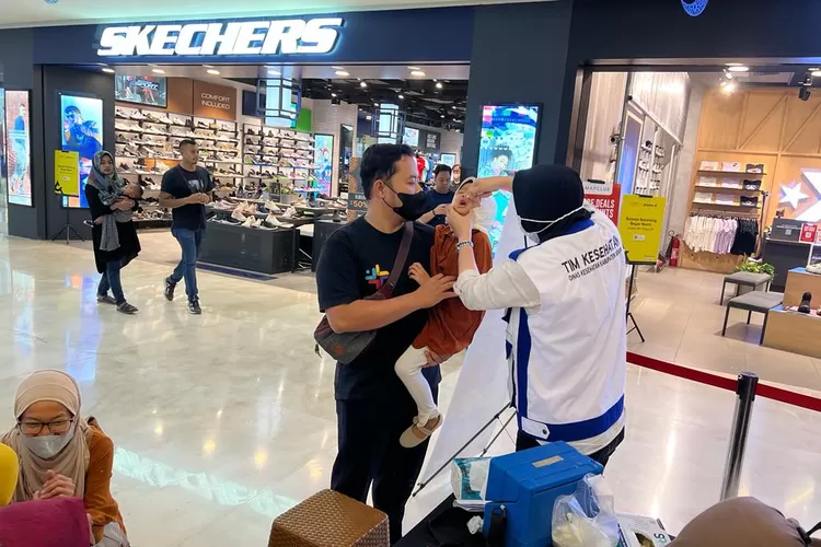 Tim Puskesmas Cibinong saat memberikan vaksin polio kepada anak di CCM.