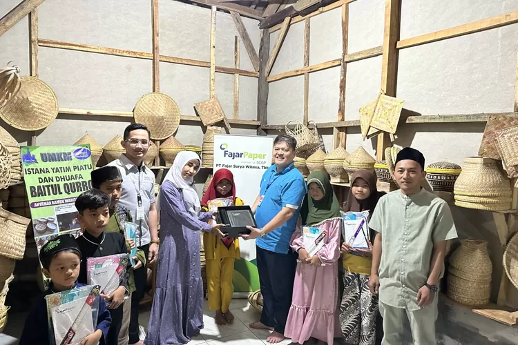 PT Fajar Surya Wisesa Tbk (Fajar Paper), produsen kertas kemasan  terkemuka yang merupakan anggota dari SCGP di Indonesia, bekerja sama dengan DAAI TV (Televisi Cinta Kasih) dalam &ldquo;Program Ramadhan Berbagi Cinta Kasih&rdquo;. (FOTO: Humas Fajar Paper)