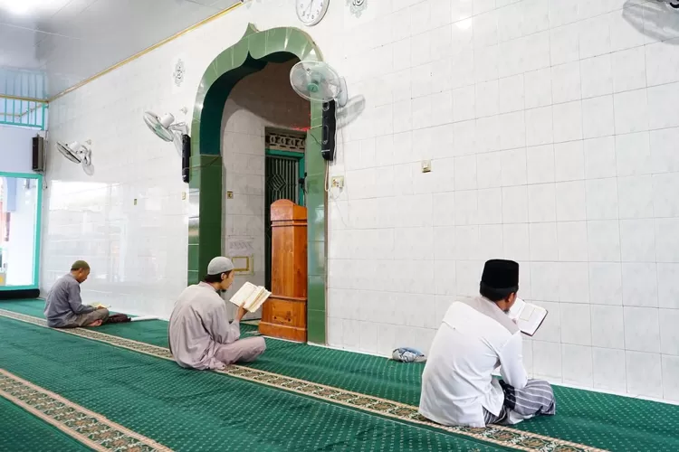Ilustrasi i'tikaf di masjid saat 10 malam terakhir ramadhan  (Unsplash / Taliwang Mengaji.)