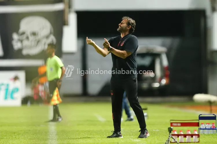 Pelatih Persis Leonardo Medina Menunjukkan Kegembiraannya Setelah Persis Kalahkan Persik dengan Skor 1-0  (foto ligaindonesiabaru)