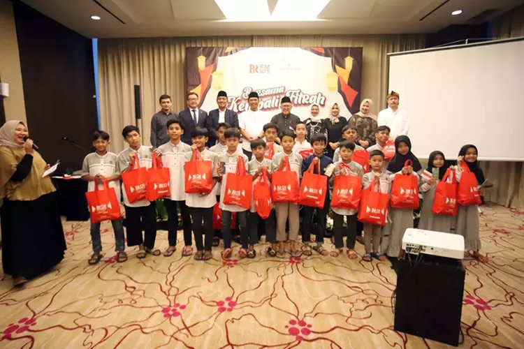 Ketua DPRD H. Tedy Rusmawan A.T., M.M.,   meng-apresiasi bantuan kepada anak yatim piatu, dikatakan   saat acara iftar dengan tema &ldquo;Bersama Kembali Fitrah,&rdquo;   bersama PRFM dan Panti asuhan Anak Muhammadiyah, di Ballroom   Sapphire Crown Plaza Hotel. (Gorajuara.com/Humpro DPRD Kota Bandung)