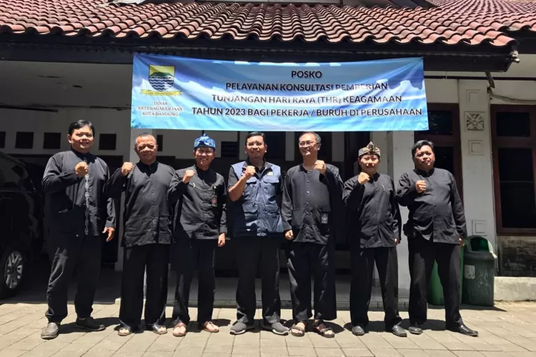 Ketua DPRD Kota Bandung H. Tedy Rusmawan, A.T., M.M., mengatakan pengusaha tak boleh tunggak THR demikian saat mengecek Posko Pengaduan THR, di Kantor Disnaker Kota Bandung, Jln. Martanegara No. 6 (Gorajuara.com/Humpro DPRD Kota Bandung)