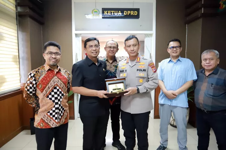 Pimpinan dan Anggota DPRD Kota Bandung menerima kunjungan Kapolrestabes Bandung Kombes Budi Sartono dan mengapresiasi aktifnya kembali Tim Prabu Lodaya, di Ruang Pimpinan DPRD Kota Bandung (Gorajuara.com/Humpro DPRD Kota Bandung)