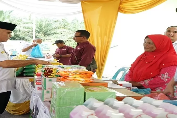 Asisten Perekonomian Pemkab Asahan Tinjau Operasi Pasar (Realitasonline/HS)