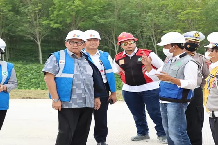 Ketua DPRD SU Baskami Ginting saat meninjau Tol Tebingtinggi-Indraapura (Realaitasonline/mis)
