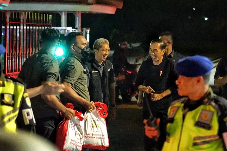 Wakil Wali Kota Bogor Dedie Rachim bersama Presiden Jokowi saat bagikan sembako di Kota Bogor. (Prokompim Kota Bogor)