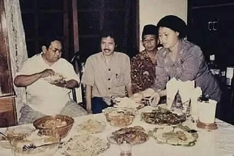 Gus Dur saat melakukan santap malam dan dikenal suka makan nasi padang Foto: IST