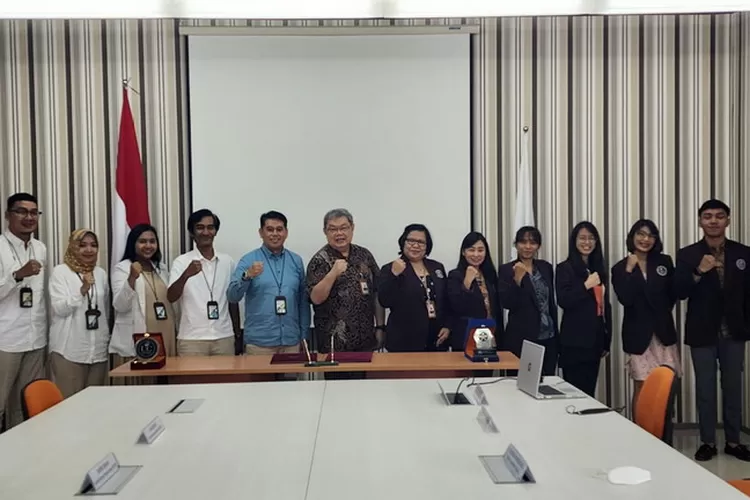 Jajaran BPJS Ketenagakerjaan Surabaya dan Universitas Ciputra usai penandatangan kesepakatan