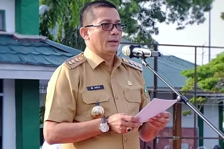 Bupati Meranti, Muhammad Adil, yang terjaring OTT KPK pada Kamis 6 April malam ditemukan pula telah menggadaikan Kantor Bupati dan mes Dinas PUPR ke Bank Riau Kepri   (Instagram @pemkabmeranti)