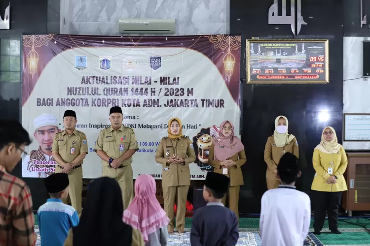 Pada acara peringatan Nuzul Quran di Masjid Baitul Muhyi Kantor Walikota Jakarta Timur, Baznas Bazis setempat  memberikan santunan kepada 25 anak yatim. (Foto: Istimewa)