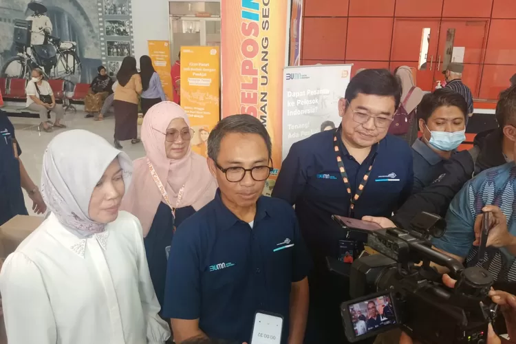 Direktur Utama Pos Indonesia Faizal Rochmad Djoemadi dalam keterangan persnya terkait distribusi bantuan pangan  dalam bentuk telur dan daging ayam bagi keluarga yang mengalami rawan pangan  dan stunting pada 2023 pada Sabtu (15/4/2023). (FOTO: Dharma/Suarakarya.id) 