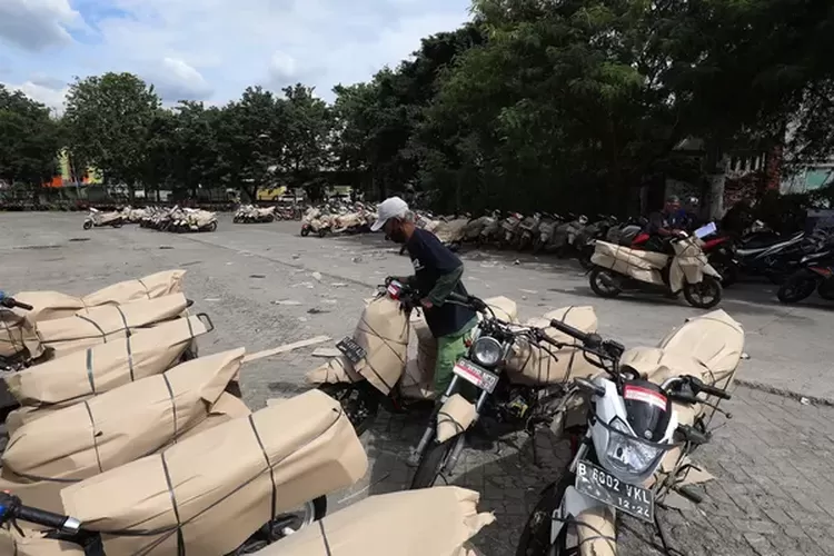 ILUSTRASI. Petugas mendata motor yang akan diberangkatkan dalam program KA Motis 2023 di Stasiun Kampung Bandan, Jakarta, Kamis (13/4/2023).  (FEDRIK TARIGAN/JAWAPOS)