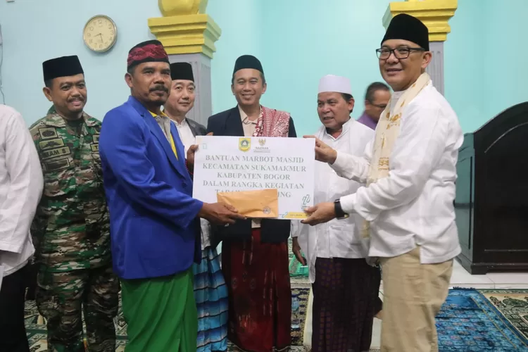 Plt&nbsp;Bupati Bogor, Iwan Setiawan saat Tarawih Keliling (Tarling) Ramadhan 1444 Hijriyah di Masjid Baiturrahman, Desa Sirnajaya, Kecamatan Sukamakmur, Jumat 14 April 2023. (Diskominfo)