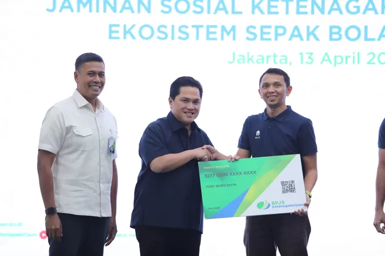 Erick Thohir saat menyerahkan kartu BPJS secara simbolik kepada wasit (Sumber: PSSI)