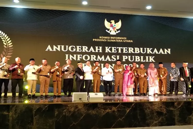 Plt Bupati Langkat Syah Afandin menerima anugerah  (Realitasonline/AA)