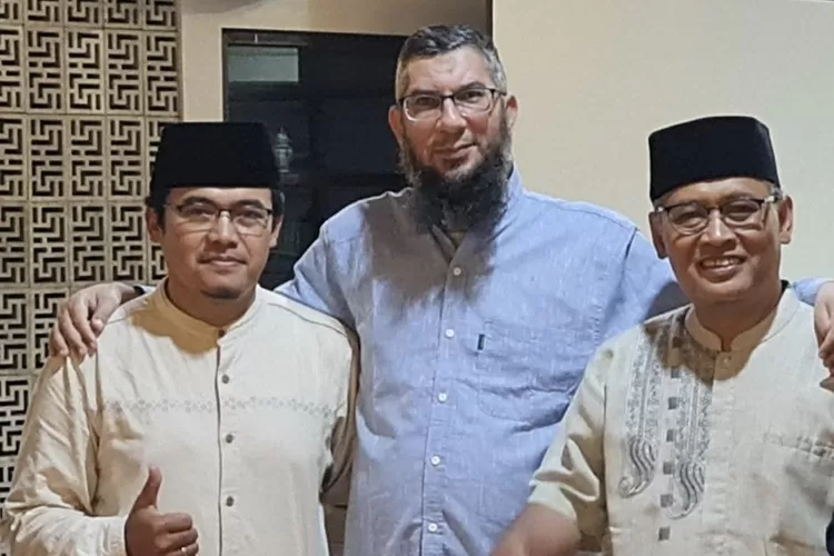 Dari kiri ke kanan Dosen Sastra Arab Fakultas Ilmu Budaya Universitas Padjadjaran (Unpad) Bandung Dr. Uus Rustiman, Lc, M.Hum., Direktur Akademi Internasional Studi Bahasa Arab dan Studi Al Quran Mesir, Syaikh Dr. Ahmad Muhammad Ath-Thuky, dan Ketua Yayasan Prima Cendekia Islami Prof. Dadan Wildan