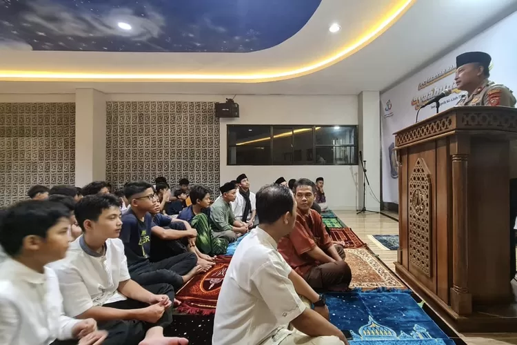 Kepala Kepolisian Sektor Baleendah Kompol Tedy Rusman, S.E ketika memberikan ceramah di SMP Prima Cendekia Islami - Foto: Humas Prima Cendekia Islami