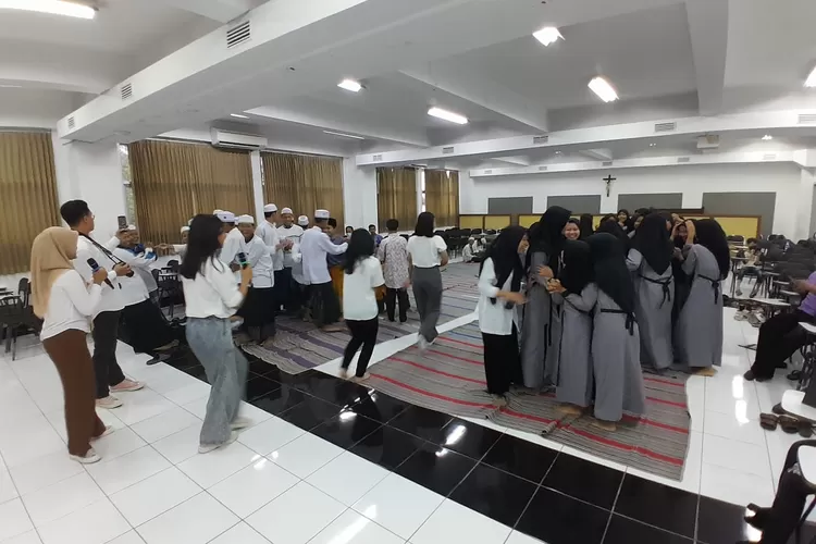 Berbagi Ramadhan alumni SCU kepada Ponpes Al Bisyri, Sabtu 15 April 2023. (Ayosemarang.com/ Audrian Firhannusa)