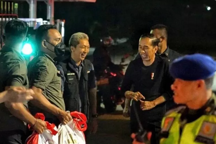 Presiden Joko Widodo bersama Wakil Wali Kota Bogor  Dedie A. Rachim bagikan paket sembako - Foto:  Humas Pemko Bogor