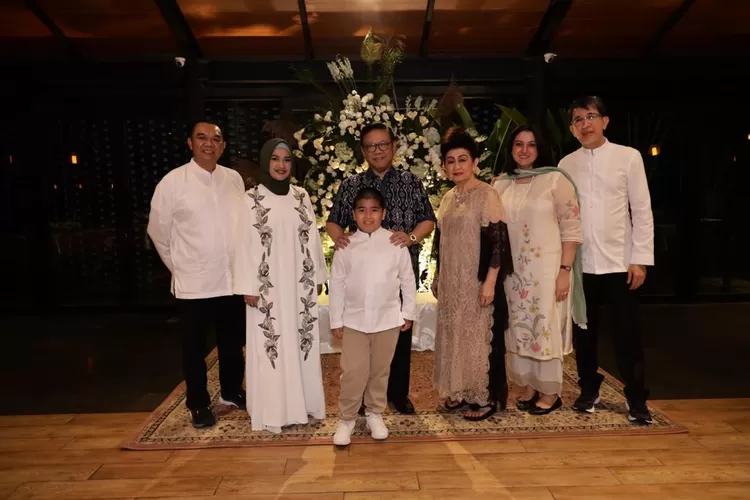HR Agung Laksono bersama dengan keluarga Dodik Wijanarko dan Keluarga Deli A. Singgih.  (Ist)