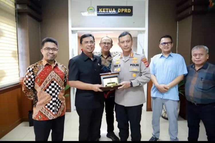 Pimpinan dan Anggota DPRD Kota Bandung menerima kunjungan Kapolrestabes Bandung Kombes Budi Sartono, di Ruang Pimpinan DPRD Kota Bandung, kemarin ini. Tofan/Humpro DPRD Kota Bandung.
