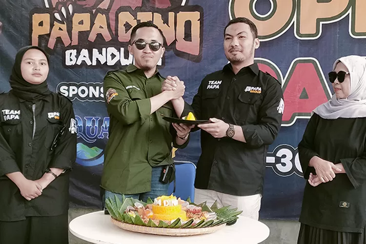 Owner Bintang Dan Bayu memotong tumpeng tanda pembukaan soft opening Papa Dino (Bisnisbandung.com/Puspa Devi)