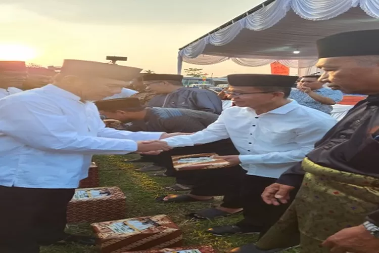 Bupati Deli Serdang H.Ashari Tambunan serahkan bingkisan kepada Ketua BPD Sei Rotan  (Realitasonline/IW)