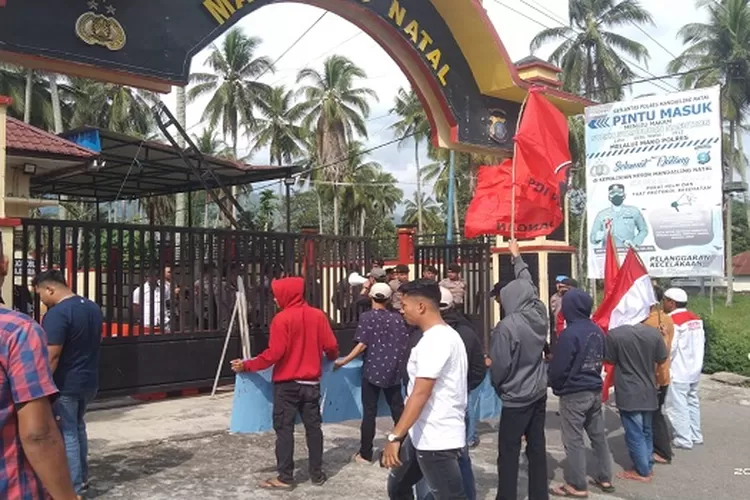 Massa ketika melakukan aksi minta Polres menindak galian c i Madina diduga ilegal (Realitasonline/syah)