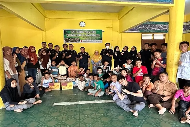 Bea Cukai Saat menyerahkan santunan kepada Panti Asuhan (Realitasonline/IW)