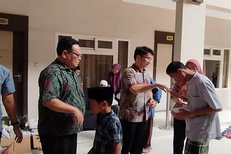 Pimpinan Mega Permata Serahkan Santunan dan Tali Asih ke Anak Yatim dan dhuafa,  (Realitasonline/Ris)