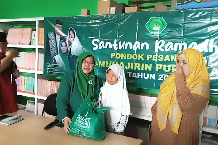 Ifa Faizah Rohmah bersama Sri Devi, bocah SD yang rawat ayah yang sakit dan adik yang masih kecil. (Dok pribadi)