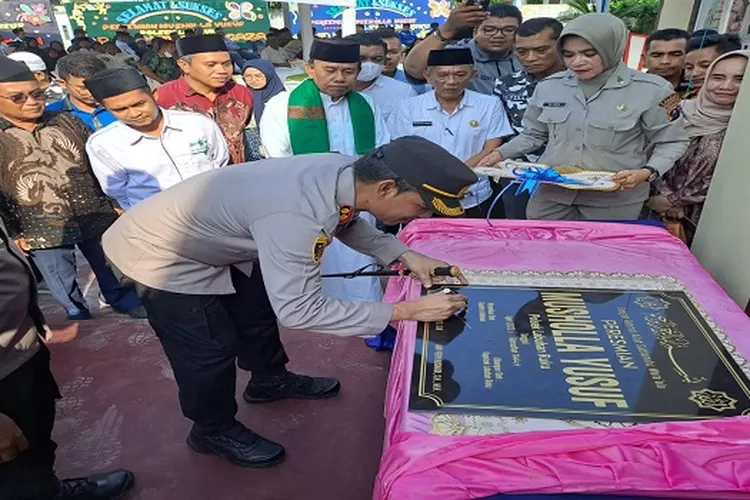 Kapolres Batubara  menandatangani prasasti  tanda peresmian Musholla Yusuf  (Realitasonline/H.Guntur Sinaga)